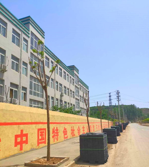 宜陽縣錦屏鎮(zhèn)山底村的透水磚施工工程（正在施工中）